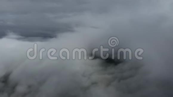 空中飞行在云上视频的预览图