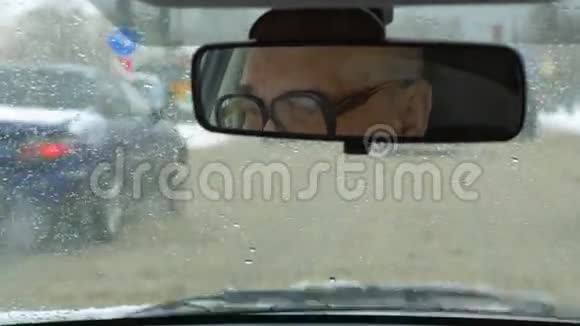 冬天开车的老人视频的预览图