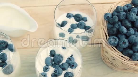 一杯牛奶里的蓝莓牛奶奶昔视频的预览图