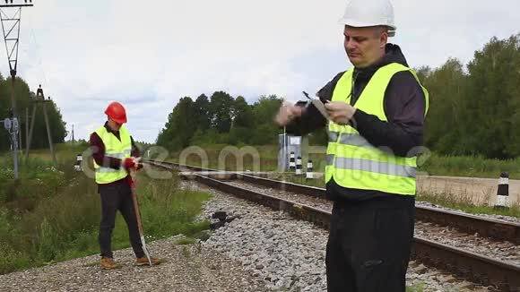带绳和铁铲的铁路维修工人视频的预览图