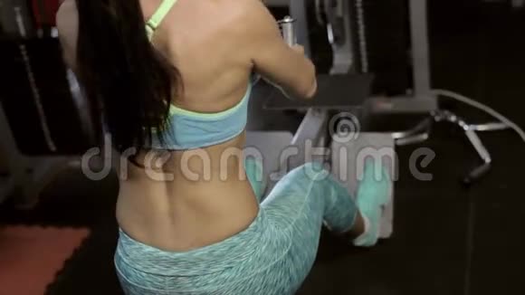 强壮的年轻黑发女子在体育健身房训练视频的预览图