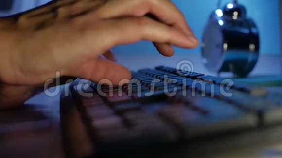 男人用手在电脑键盘上打字他的手在键盘上打字视频的预览图