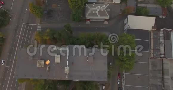从鸟瞰城市的空中拍摄视频的预览图
