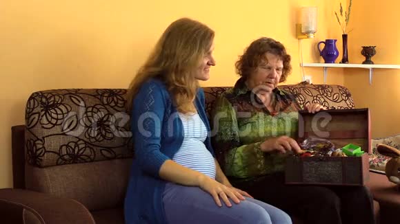 怀孕孙女尺寸琥珀石项链奶奶视频的预览图