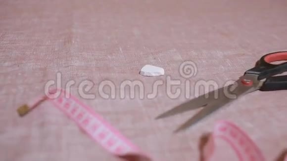 特写缝纫配件剪刀布卷尺胶带视频的预览图