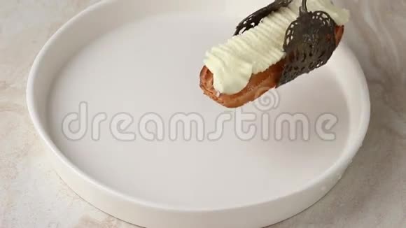 在大理石表面涂上白色黄油霜和糖粉的白色盘子视频的预览图