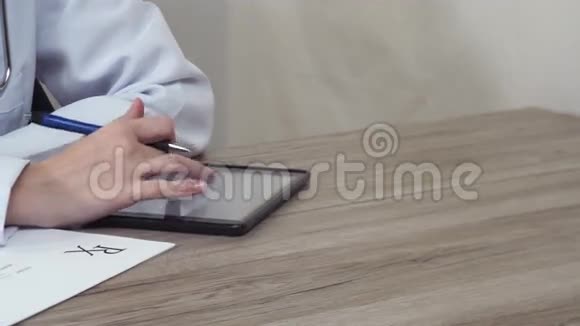 带着药片的医生在空白的地方写字视频的预览图