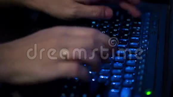 男性手在键盘上打字现代笔记本电脑视频的预览图