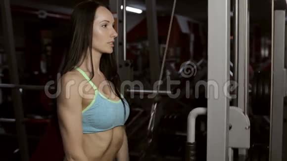 强壮的年轻黑发女子在体育健身房训练视频的预览图