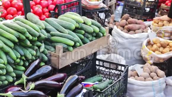 市场柜台上有很多新鲜蔬菜买家可以选择新鲜的西红柿土豆辣椒豆类视频的预览图