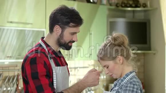 厨房背景上的一对快乐夫妻视频的预览图