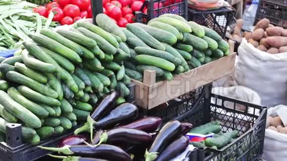 市场柜台上有很多新鲜蔬菜买家可以选择新鲜的西红柿土豆辣椒豆类视频的预览图