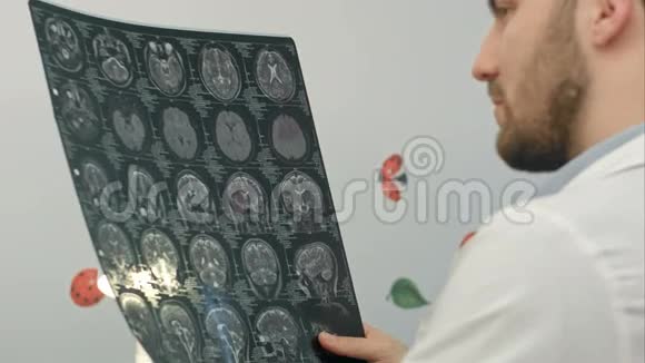 高级男医生在医院检查核磁共振图像视频的预览图