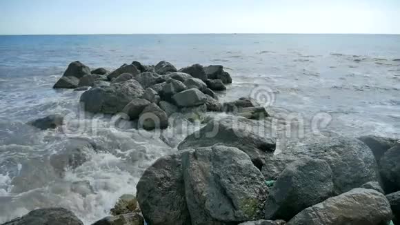 海水风暴山视自然石头强浪景观慢视频的预览图