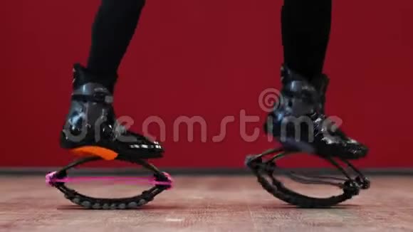 拿着康戈跳跃的运动女孩的特写镜头穿漂亮的运动鞋的女孩很漂亮训练卡路里燃烧视频的预览图