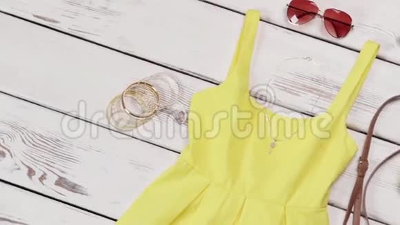 黄色连衣裙带有浅色配饰视频的预览图