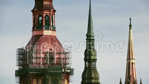修复者正在修复13世纪的教堂塔楼视频的预览图