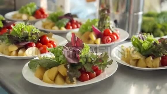 有水果和蔬菜的桌子设置视频的预览图