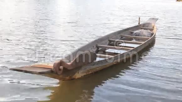 河上的本地渔船视频的预览图