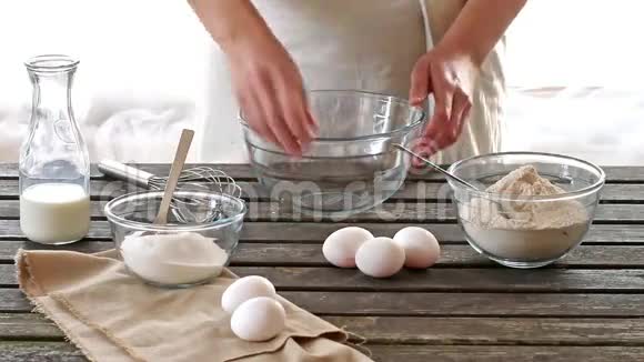 女人把鸡蛋打碎成碗视频的预览图