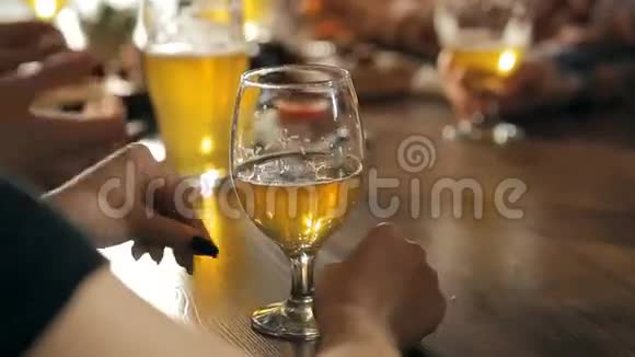 一家有趣的公司正在酒吧喝啤酒视频的预览图