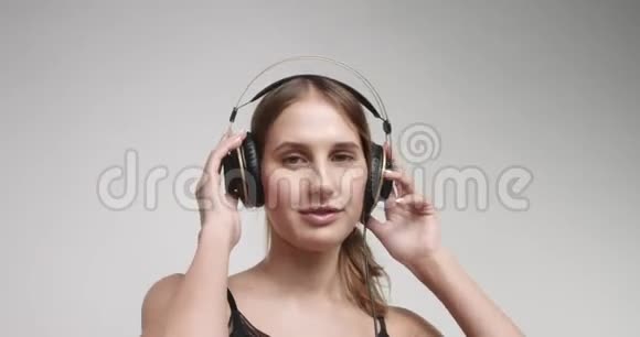 戴耳机的年轻女子的肖像视频的预览图