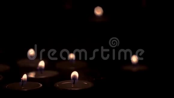 在黑暗的背景下燃烧蜡烛视频的预览图