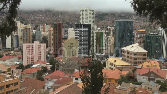 玻利维亚拉巴斯市中心的摩天大楼2视频的预览图