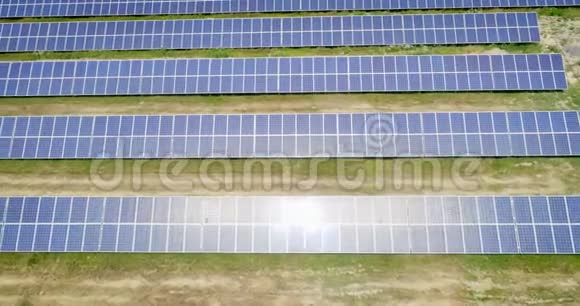 空中射击飞越太阳能电池板替代能源视频的预览图