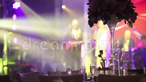 一群剪影的人在黑暗的宴会厅里跳舞参加婚礼婚宴人们跳舞视频的预览图