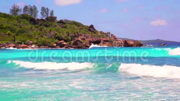 塞舌尔群岛海滩上的小波浪和巨大巨石LaDigueAnseCocos视频的预览图