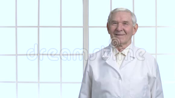 穿着白色西装的快乐的老爷爷视频的预览图