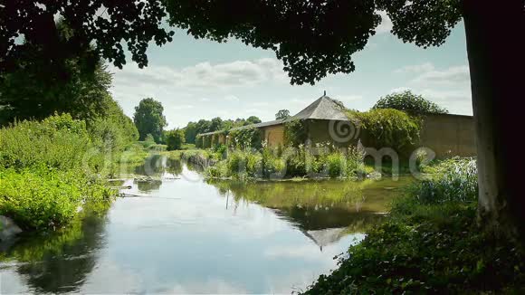 法国阿奎尼城堡的小河视频的预览图