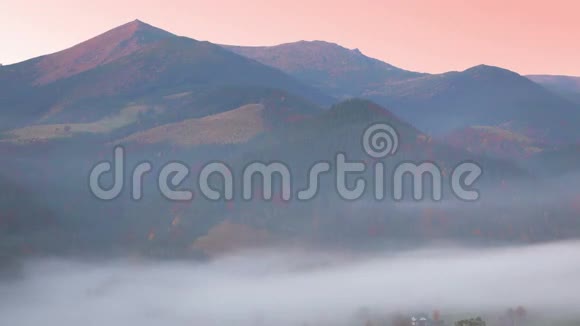晨雾和粉红山视频的预览图