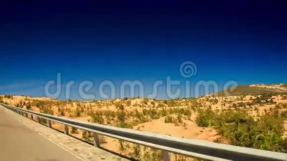 路边屏障及沙丘摄影机视频的预览图