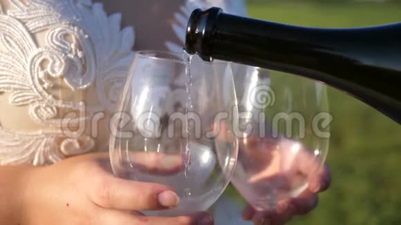 一对恩爱夫妻的团队合作庆祝成功和胜利将瓶中的起泡葡萄酒倒入透明葡萄酒中视频的预览图