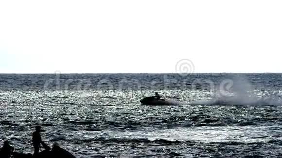 剪影一个骑摩托车的人在海上漂浮视频的预览图
