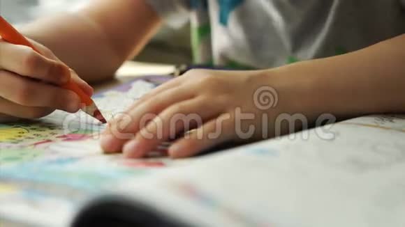 孩子们的手在纸上画一支彩色铅笔视频的预览图