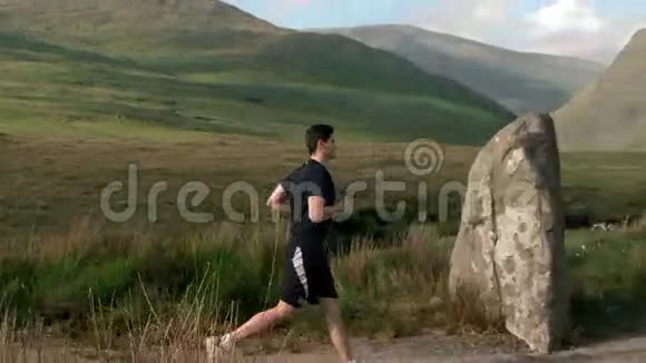 男人慢跑在乡下被他的慢跑女友遇见视频的预览图