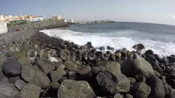 时间流逝海浪拍打在石岸4K视频的预览图