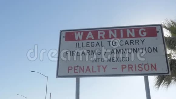 美国和墨西哥边境附近的警告标志视频的预览图