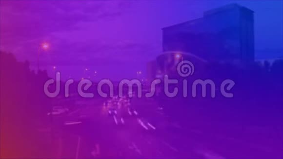 一夜之间有紫色滤镜的车辆视频的预览图
