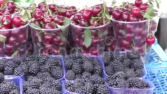 集市上出售的浆果和水果视频的预览图