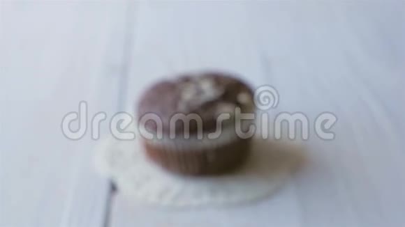 白色木桌上的巧克力蛋糕去集中注意力视频的预览图