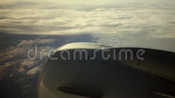 乘飞机旅行高清1080穿云而过视频的预览图