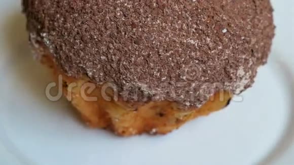 抹上巧克力的蛋糕在盘子上旋转视频的预览图