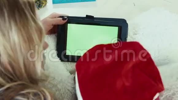 妈妈用带有绿色屏幕的读圣诞故事视频的预览图