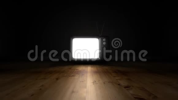 电视在黑暗的房间里亮起地板上发出呜呜声视频的预览图