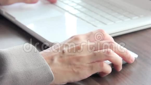 女办公室工作人员在键盘上打字视频的预览图