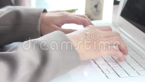 女人手打字在笔记本电脑键盘上视频的预览图